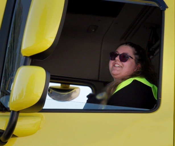 Meiden die Rijden geeft een inkijkje in het leven op de internationale wegen