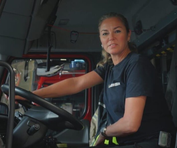 Debora manoeuvreert haar bluswagen door de binnenstad van Rotterdam in Meiden Die Rijden