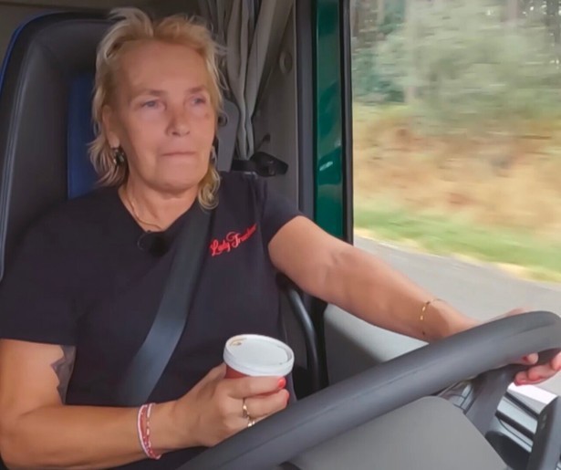 Anneke komt met haar lading kip voor verrassingen te staan in Meiden Die Rijden