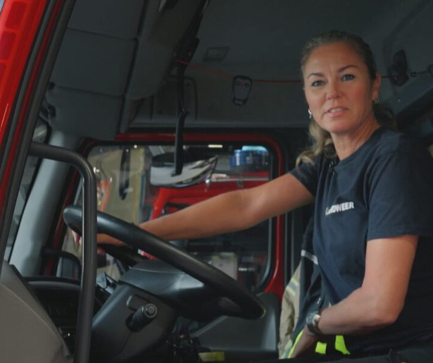 Dit is de opvolger van Ton Kas als voice-over van Meiden die Rijden