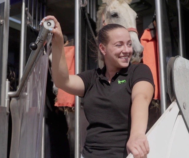 Jacintha Spruyt beleeft een Spaans avontuur in Meiden Die Rijden