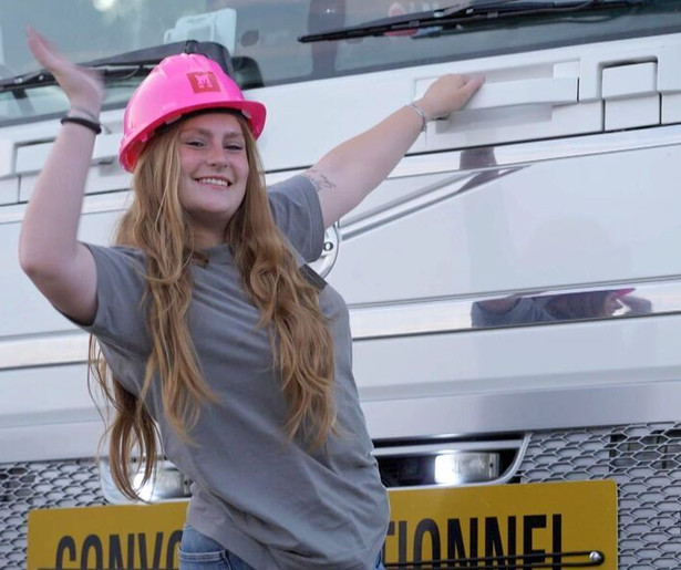 Jamylee maakt een ritje naar België in Meiden Die Rijden