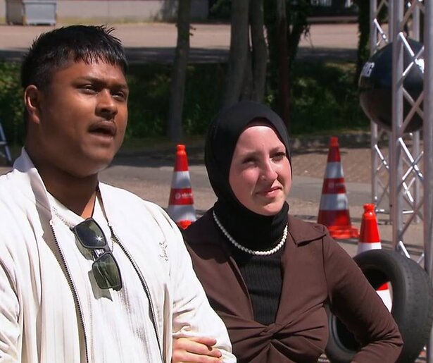 Melissa waagt zich aan een potje autovoetbal in De Slechtste Chauffeur van Nederland
