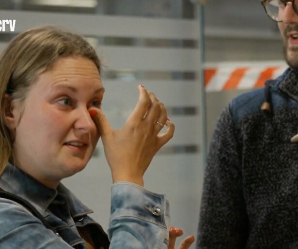 Melissa Verleg neemt afscheid van haar familie in Een Huis Vol Emigreert