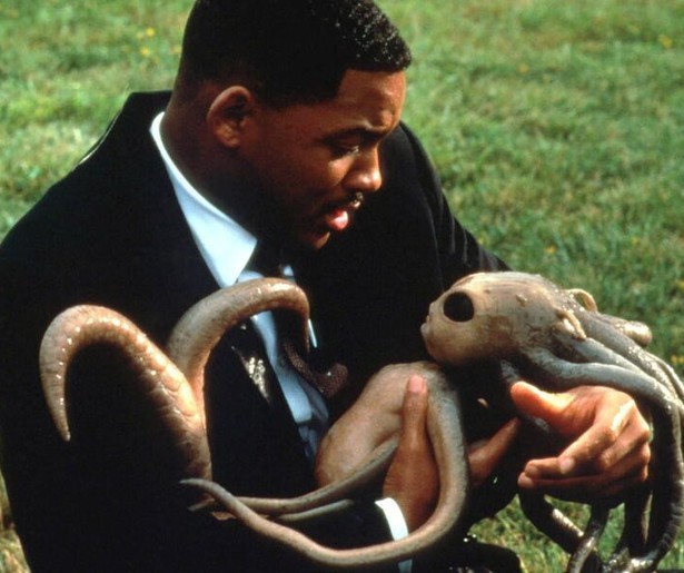 Will Smith en Tommy Lee Jones moeten de aarde zien te beschermen in Men in Black