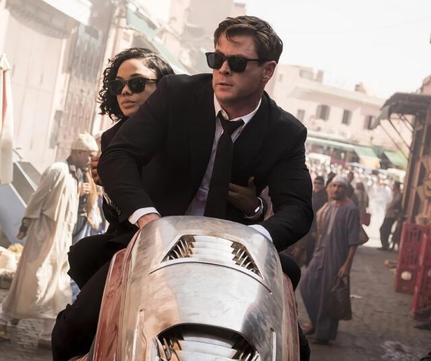 Tessa Thompson en Chris Hemsworth tegen de aliens