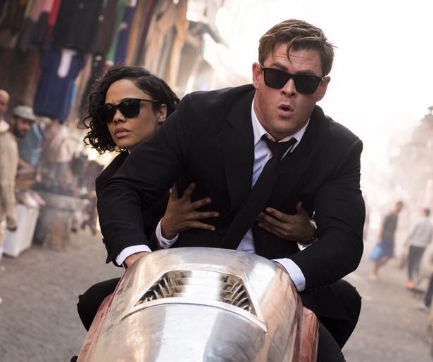 Tessa Thompson en Chris Hemsworth tegen de aliens als Men in Black
