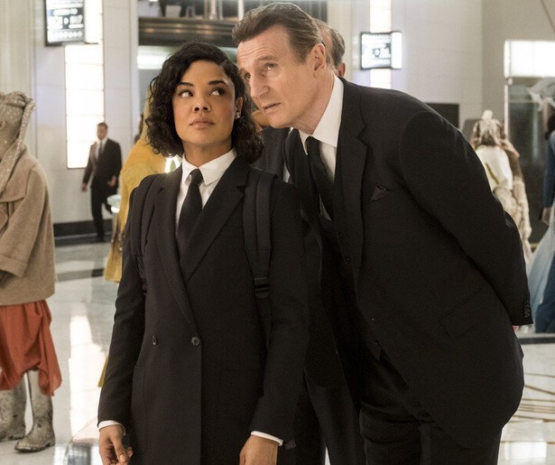 Tessa Thompson en Chris Hemsworth tegen de aliens als Men in Black