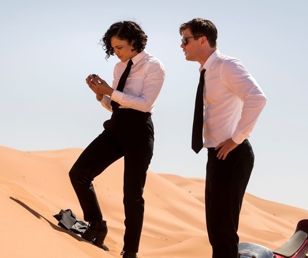 Tessa Thompson en Chris Hemsworth tegen de aliens in Men in Black: International
