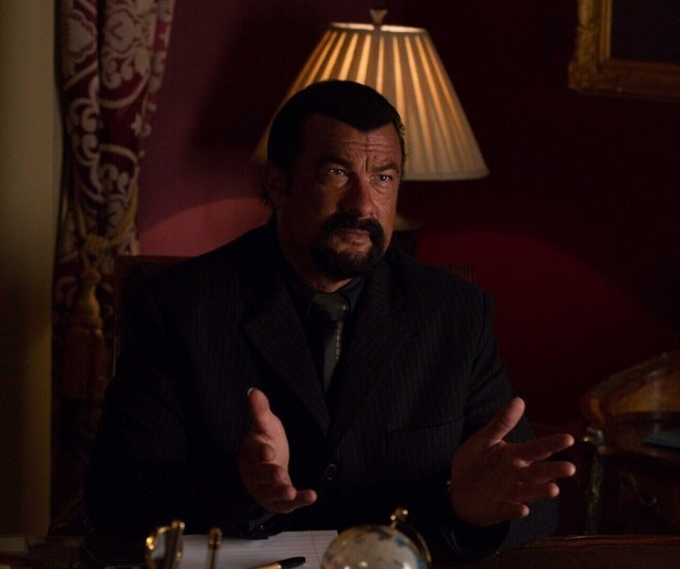 Steven Seagal beukt er ouderwets op los in Mercenary: Absolution