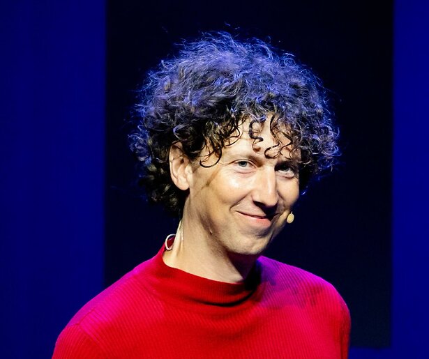 Merijn Scholten en zijn typetjes zetten de boel op stelten in tv-registratie Team Solo