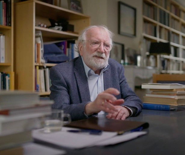 Rabbijn Awraham Soetendorp blikt terug op zijn leven in de documentaireserie Met Geduldige Haast