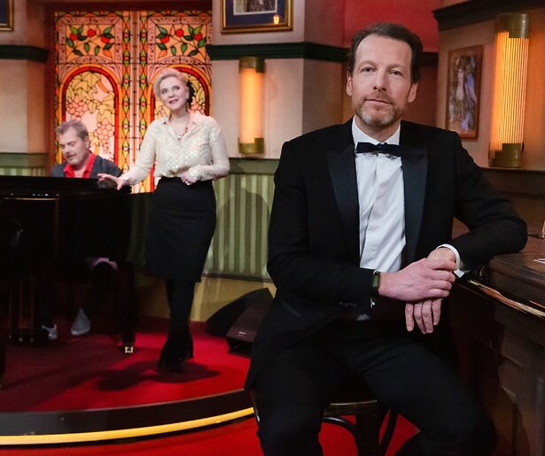 Herman van der Zandt neemt met oudejaarsspecial afscheid als quizmaster van Met het Mes op Tafel