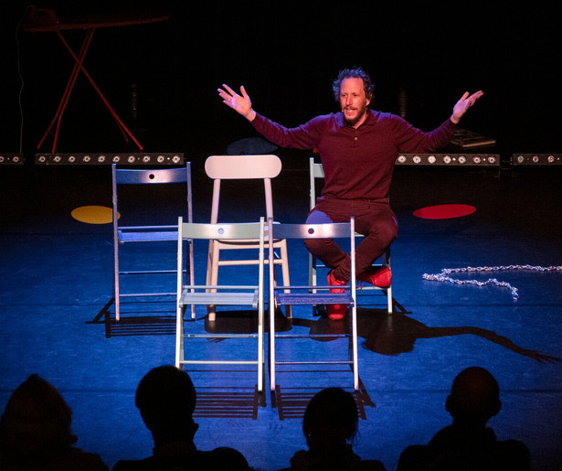 NPO 3 zendt op deze datum de cabaretvoorstelling Nergens Anders van Micha Wertheim uit