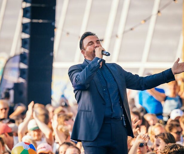 Mick Harren brengt een speciale ode aan Amsterdam in 20 Jaar Muziekfeest op het Plein