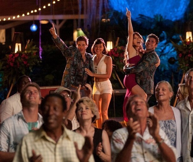 Adam DeVine en Zac Efron zoeken een date in Mike and Dave Need Wedding Dates