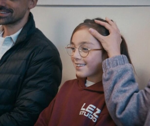 Maaike Sprong houdt de negenjarige Mila goed in de gaten in Het Kinderziekenhuis