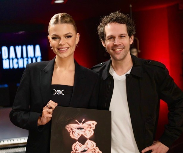 Victor Mids probeert Davina Michelles gedachten te lezen in Mindf*ck