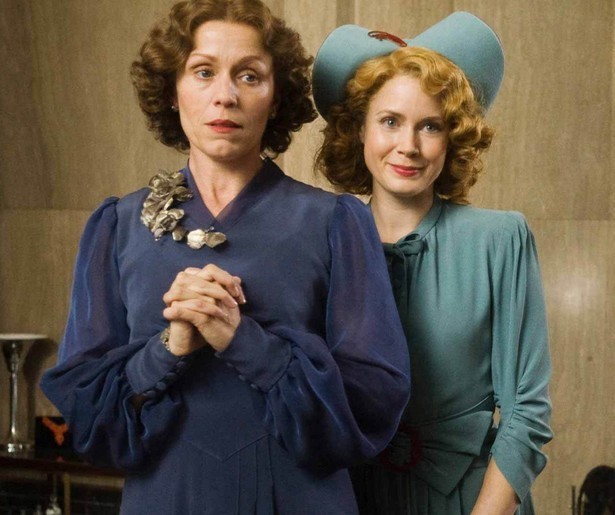 Frances McDormand moet orde scheppen in het leven van Amy Adams in Miss Pettigrew Lives for a Day