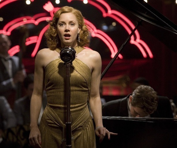 Frances McDormand helpt Amy Adams een handje in MIss Pettigrew Lives for a Day