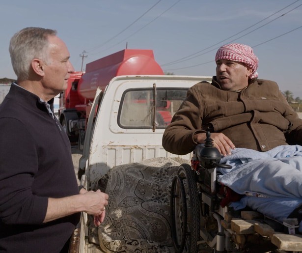 Tom Middendorp spreekt met een voormalig piraat in Missie Middendorp