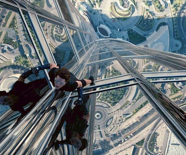 Tom Cruise slaat in Mission: Impossible - Ghost Protocol op de vlucht voor de Amerikaanse en Russische autoriteiten