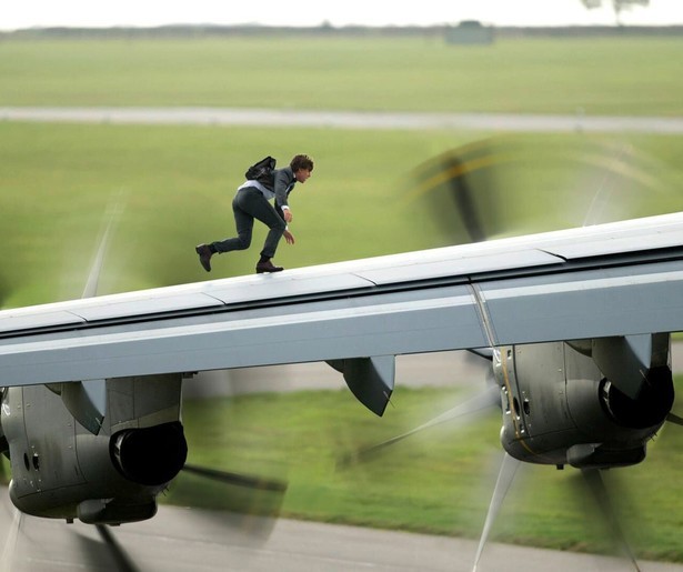 Tom Cruise bungelt aan een opstijgend vliegtuig in Mission: Impossible – Rogue Nation