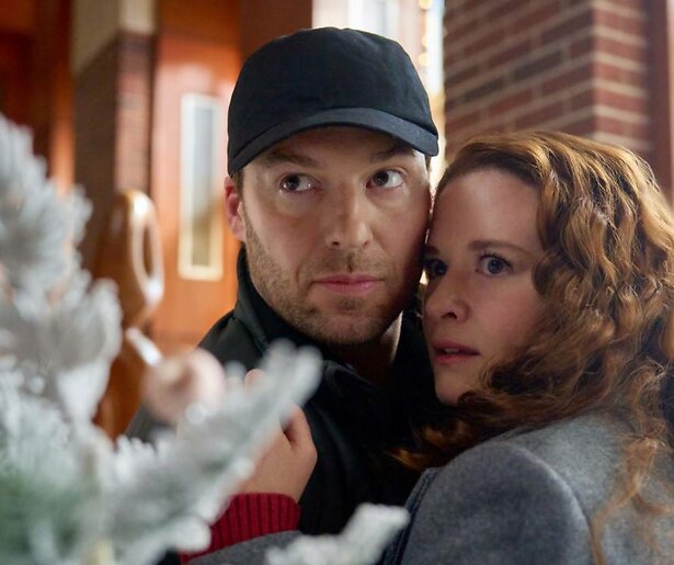 Peter Mooney en Sarah Drew moeten een geheim zien te bewaren in Mistletoe Murders