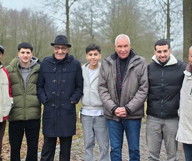 Vier gepensioneerde Marokkanen maken kennis met de nieuwe generatie in Mocronado's