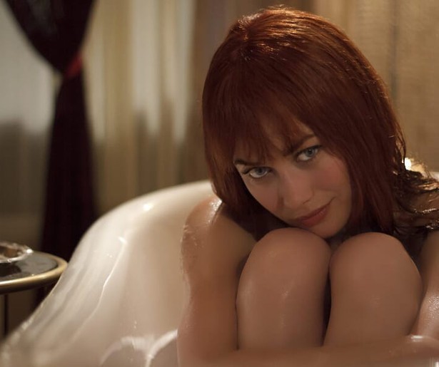 Olga Kurylenko maakt het Morgan Freeman behoorlijk lastig in Momentum