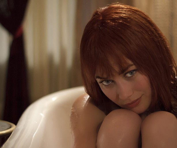 Olga Kurylenko heeft iets heel waardevols in handen in Momentum