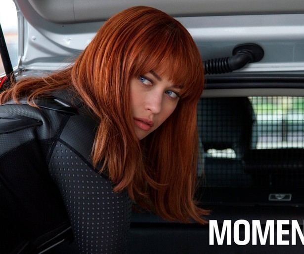 Olga Kurylenko beschermt een USB-stick met haar leven in Momentum