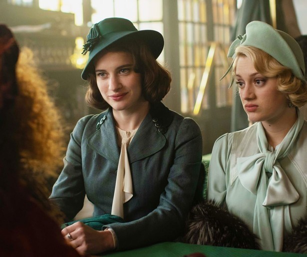 Nadia Tereszkiewicz en Rebecca Marder raken verstrikt in een moordzaak vol charme en bedrog in Mon Crime