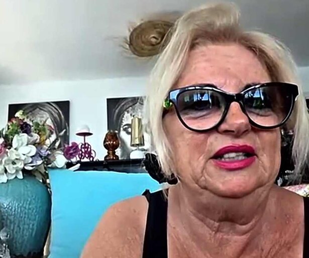 Monique Hansler emotioneel: “Niet over praten, want dan ga ik huilen”