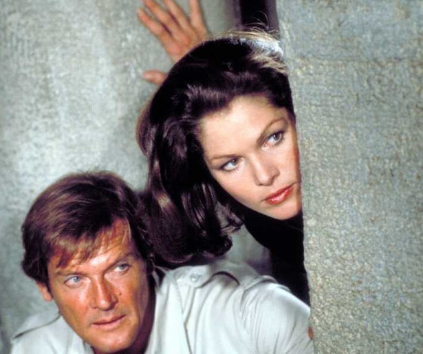 Roger Moore gaat als James Bond de ruimte in