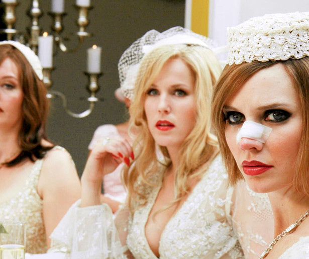 Bracha van Doesburgh, Hadewych Minis en Sanne Wallis de Vries veranderen in echte Moordwijven