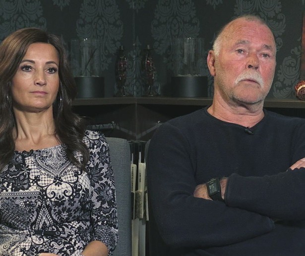 Mr. Frank Visser buigt zich over een toegangsweg vol kuilen