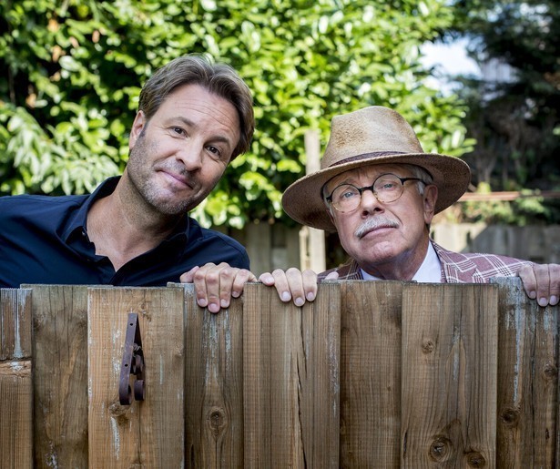 Mr. Frank Visser ontfermt zich over een tuin vol bladafval