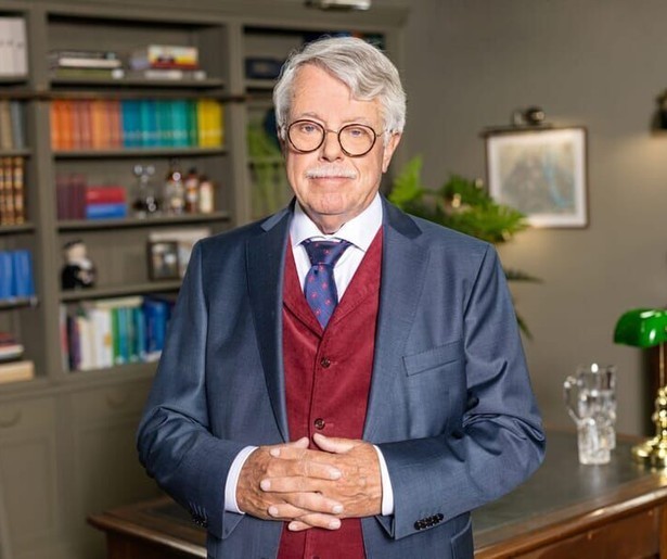 Een flinke burenruzie over coniferen staat centraal in de laatste Mr. Frank Visser Doet Uitspraak