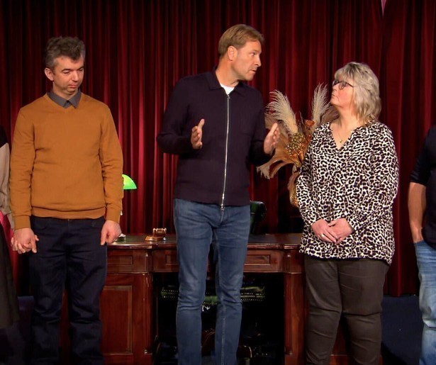 Viktor Brand probeert een burenruzie over een bus te sussen in Mr. Frank Visser Doet Uitspraak