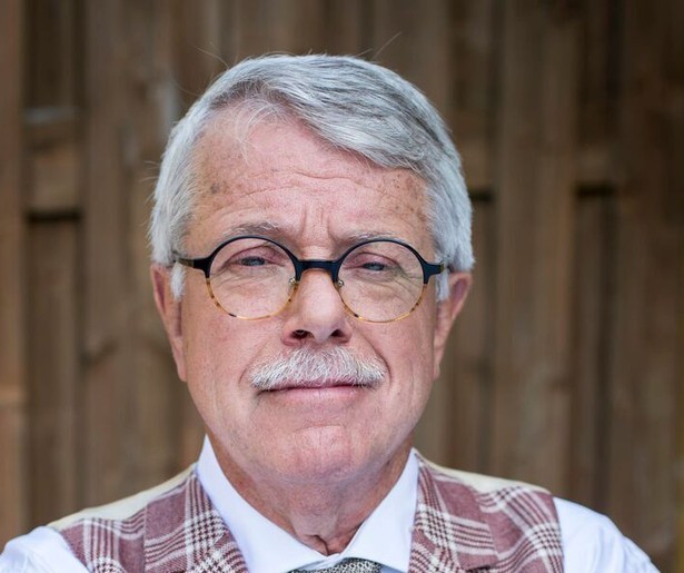 Buren Erica en Gerrie hebben ruzie over leibomen in Mr. Frank Visser Doet Uitspraak