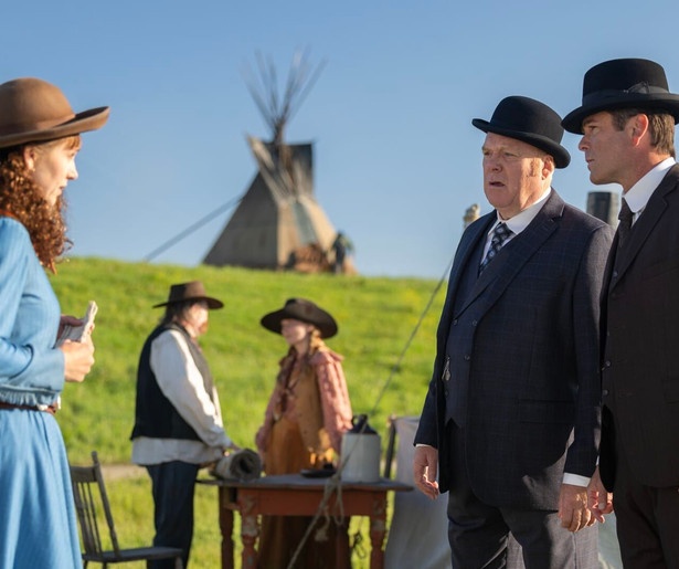 Thomas Craig en Yannick Bisson gaan naar een rodeofestival in Murdoch Mysteries