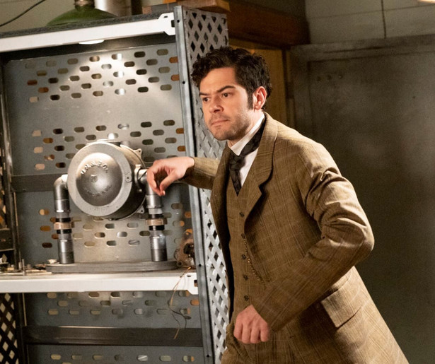 Een mysterieuze moord in Murdoch Mysteries houdt Yannick Bisson en Daniel Maslany bezig