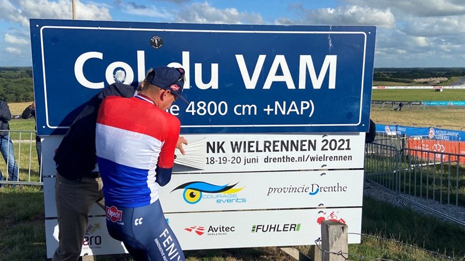 Vlammen op de VAM-berg bij NK wielrennen