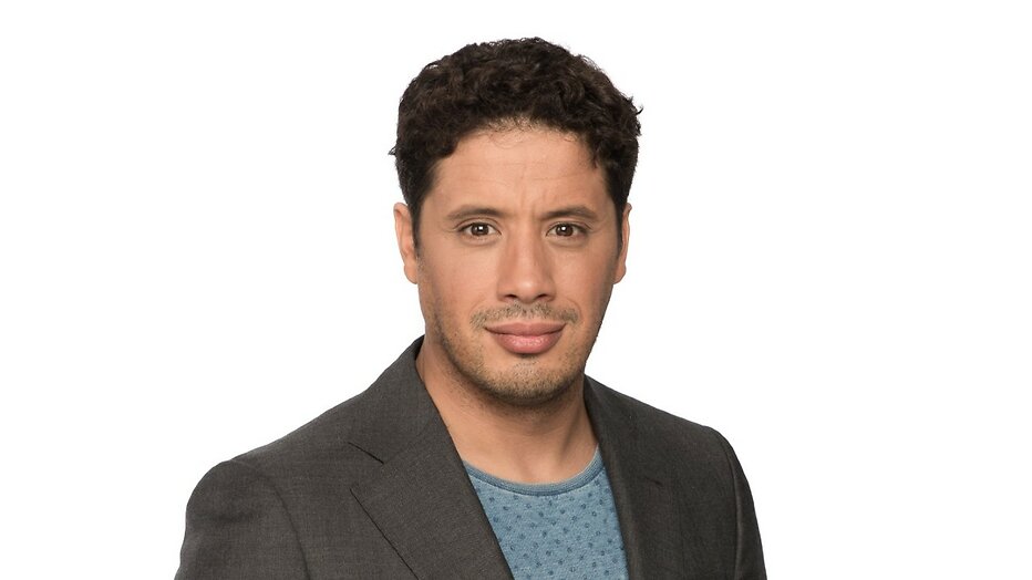 NOS-correspondent Mustafa Marghadi gewond na aanrijding. NOS-correspondent Mustafa Marghadi gewond na aanrijding.