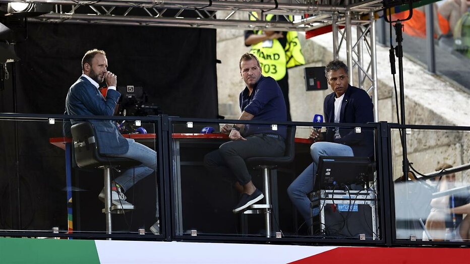 NOS-analisten Rafael van der Vaart en Pierre van Hooydonk tijdens het EK Voetbal 2024. NOS-analisten Rafael van der Vaart en Pierre van Hooydonk tijdens het EK Voetbal 2024.