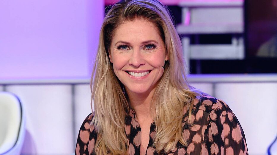 Nance Coolen op tv in een quiz. 