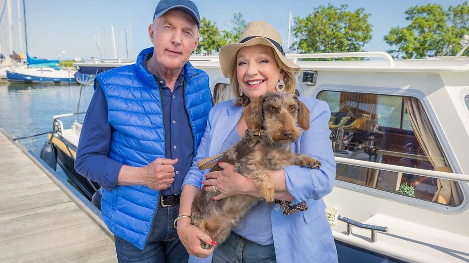 André van Duin en Janny van der Heijden samen met, de inmiddels overleden, teckel Nhaan. André van Duin en Janny van der Heijden samen met, de inmiddels overleden, teckel Nhaan.