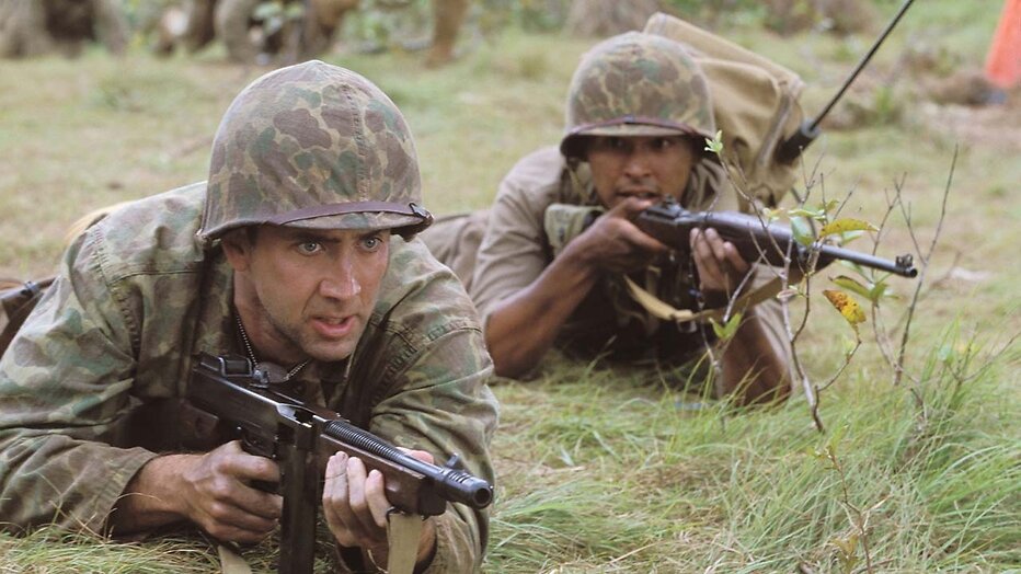 Nicolas Cage als Sergeant Joe Enders en Adam Beach als Ben Yahzee in Windtalkers
