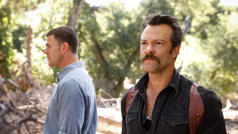 Austin Stowell en Kyle Schmid in NCIS: Origins